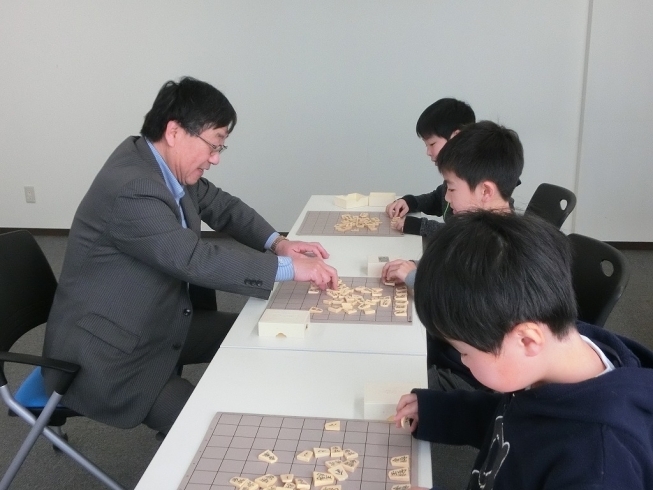 「新型コロナウイルスの影響で　将棋教室を　休止しています。」