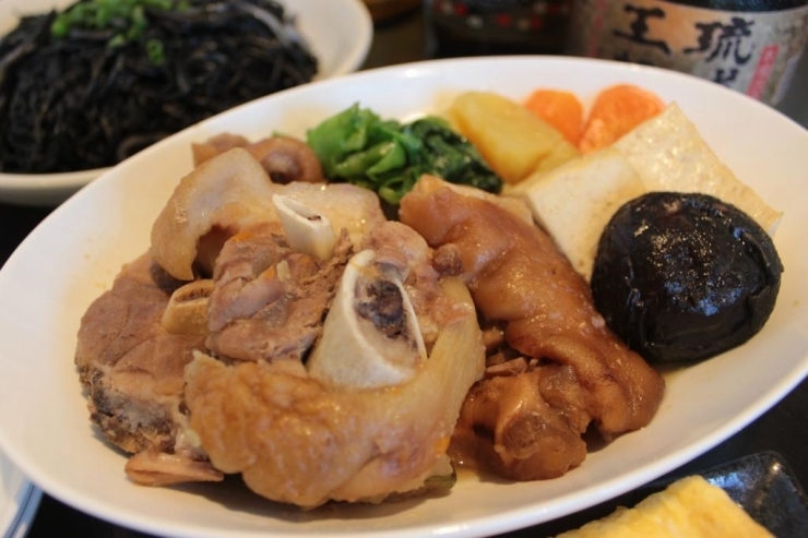 煮物のテビチはボリューム満点で沖縄おばぁのやさしい味。＜￥780円（税込）＞