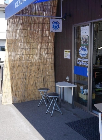 修理待ちコーナーを屋外に移動。「当店における感染予防策について」