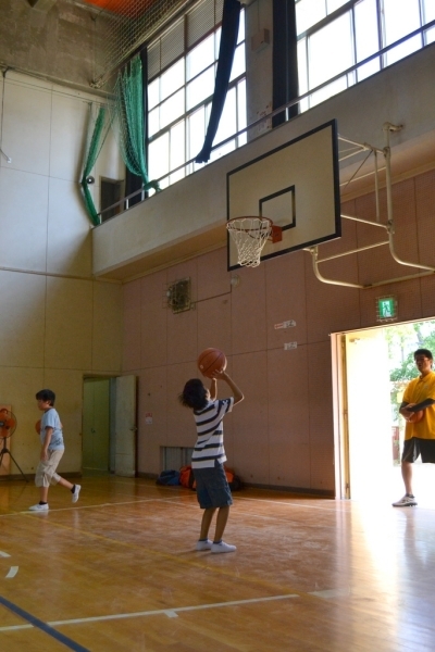 バスケットボール教室<br>元プロバスケットチーム・兵庫ストークスの楠本和生コーチから子ども達へのアドバイスです。