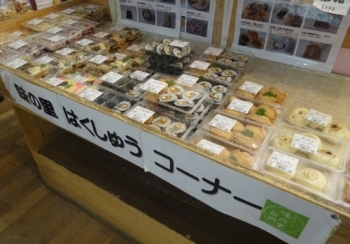 地元のものを使用した手づくりのおこわやおやき、お寿司などが並びます。