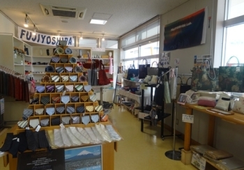 織物の産地としても有名な富士吉田。その伝統織物製品も購入できます。