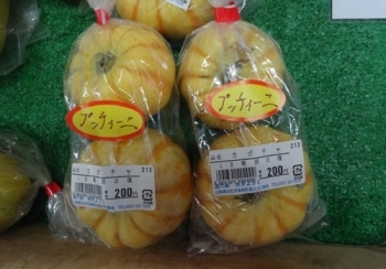 色んな新鮮野菜が多数並んでいます