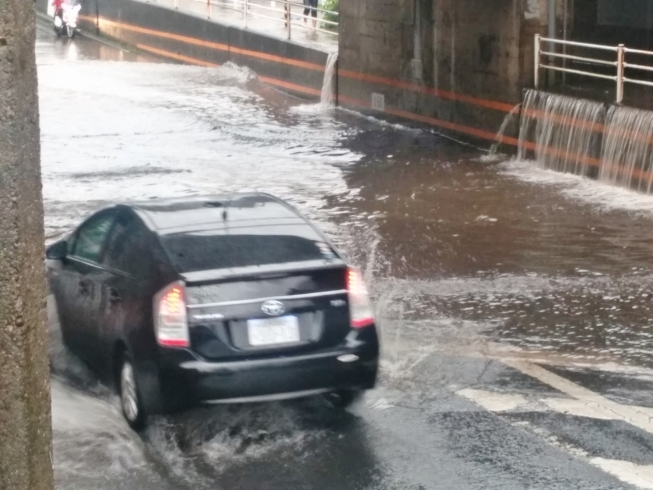 「大雨に伴う災害の交通事故は水災保険です！」