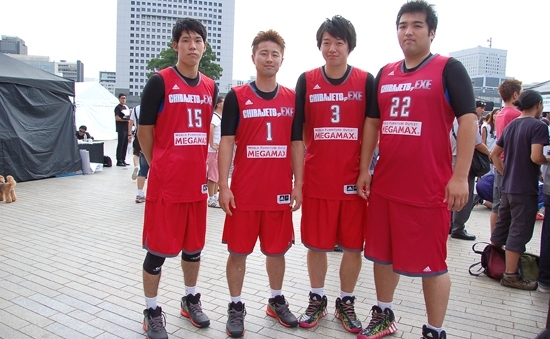 左から森山翔太選手、一色翔太選手、星野拓海選手、村越保昭選手