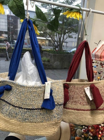 麻の手編みバック、持ち手は柔らかい布です「手作りエコバッグ入荷しました」