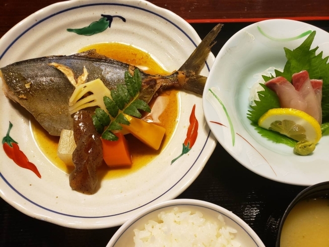 「7月17日(金) 一魚一会のおすすめランチは「シマアジの煮付け 刺身付き」です♪」