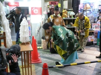 今年はよろしくお願いいたしますと太田垣宮司さんによる祈祷<br>