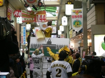 城島選手が打ちました！！ボードに当たってマジック１４４点灯！感動の瞬間です！！