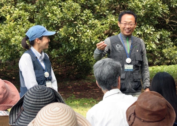 インストラクターの小畑さんと、冗談も交えつつ挨拶をする岡田さん。