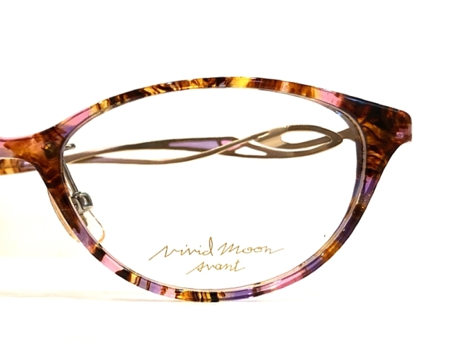 世界一のプラスチック生地を使用したこだわった眼鏡「vividmoon avant　掛け心地デザインを追求した高品質な女性用のメガネ」