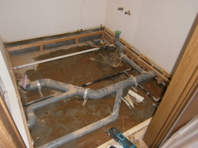 床をめくって原因調査！「揖斐川町内で、マンションの漏水修理を行いました。」