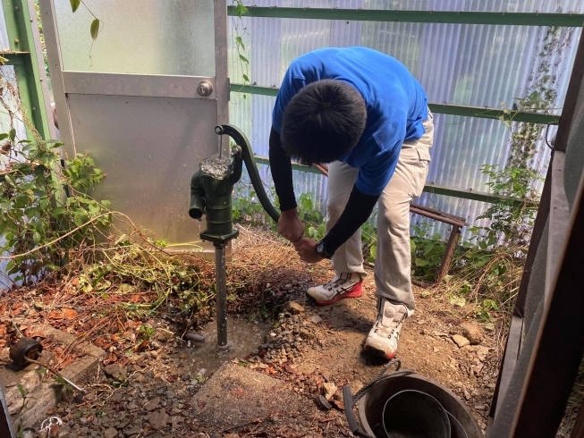 作業中の様子です「池田町の古民家再生プロジェクト。井戸水の確認作業！」