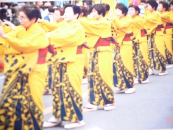 例年の入間川七夕祭では、揃いの浴衣で祭りを盛り上げています。