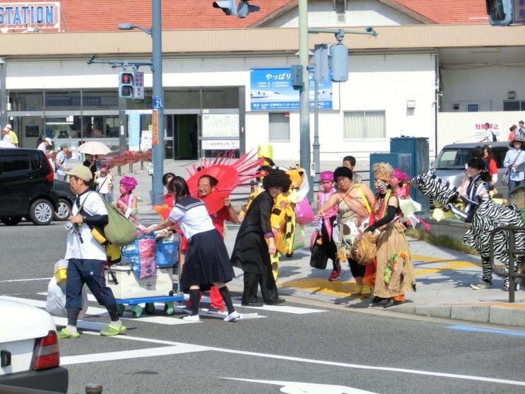 さまざまな格好の参加者が続々と集まり尾道駅前はにぎやかに！！