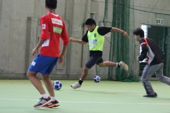 プロ選手も驚くシュートを放つ参加者（浦添市多目的屋内運動場）