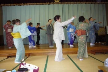 日本には数多くの伝承民踊があります。<br>それぞれの民踊には独自の踊る型があります。