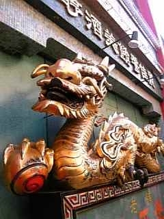 中華街の街なかでお出迎えしてくれたドラゴン。まりを持ってる。<br>龍ってまり好きだよね、じゃれるのかな。<br>