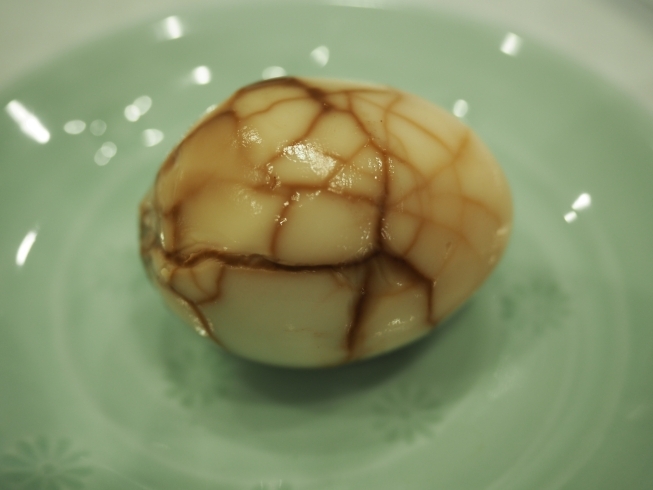 こんな見た目の煮卵「浜松で見つけた！台湾名物の「茶葉蛋」」