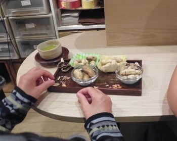 お楽しみの、ピーナッツの食べ比べ。<br>茹でピーナッツも試食しました。