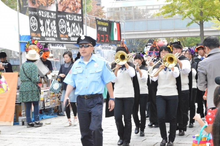 先導する警備員さんもカッコイイ！