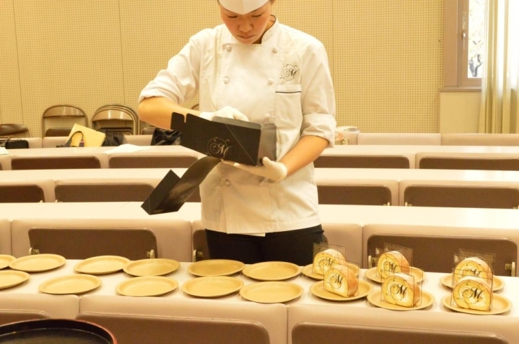 お待ちかねの試食タイム！　みかげ山手ロールの「匠（たくみ）」をいただきます！