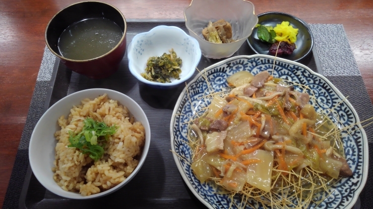 今日は素麺の皿うどん風(笑)「伊根のマグロ美味しいよ‼️【鳥夜ゆうこ、京都市南区、居酒屋、ランチ、地鶏、お刺身 】」