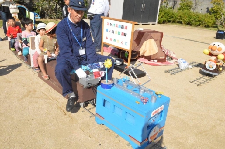 ドラえもんのミニ電気機関車体験をする地元の子どもたち♪