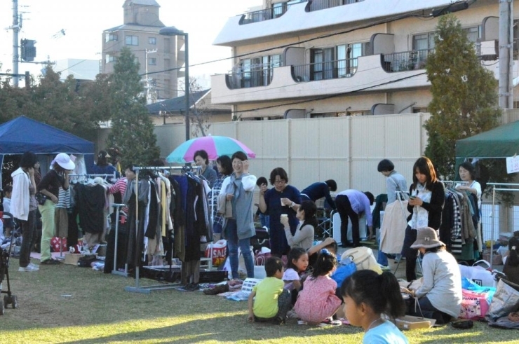 滝ヶ鼻公園エコエコマーケットの風景。<br><br>