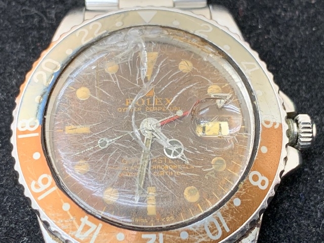 アンティーク　ロレックス　買取と査定は当店です「1957年製造　アンティークなロレックス　ROLEX　腕時計　GMTマスター　高価買取りさせて頂きました。　腕時計「お売り下さい」　　中が見える安心の当店「買取りと査定」は「チケット大黒屋」金町北口店」