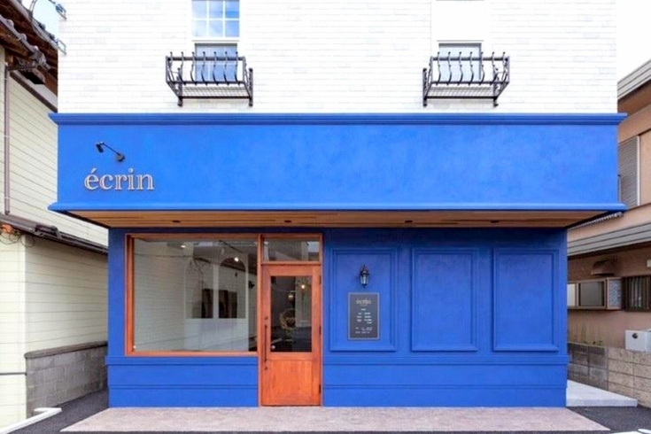 お店の外観はブルー色を強調しています。「◆ゆうすいポイント加盟店情報◆e'crin（エクラン）」