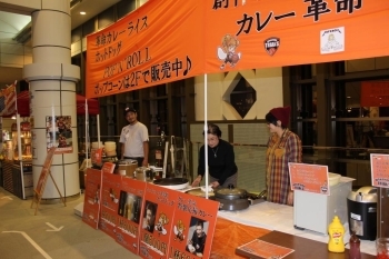 最近和歌山で評判の『カレー革命』のカレーが食べれるようです。<br>スポーツ観戦の定番のホットドックもありました。