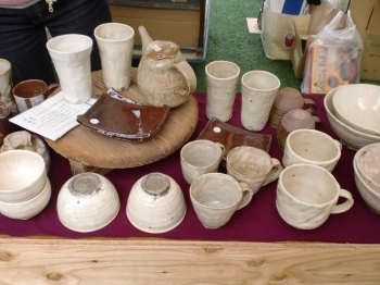 パンだけでなく、こうした手作り陶器も出品されていました！