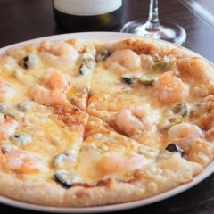 海老とオリーブのピザ