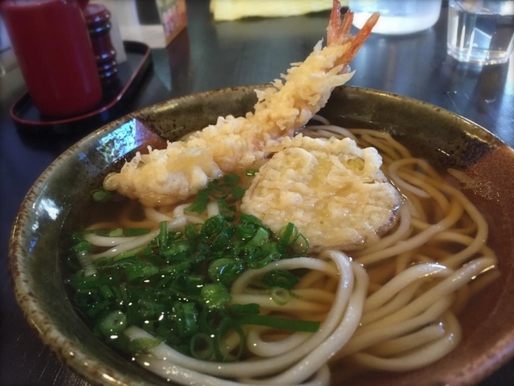 天ぷらうどん　６８０円なり。<br>細いけどコシのある麺に、お出汁がからんで美味しいです。