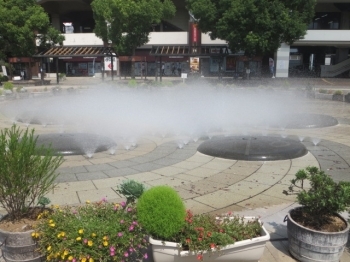 噴水のある駅前広場