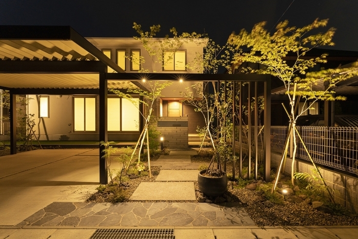 ライトでほっとするアプローチ「カーポートとアルミフレームで空間を窓取る　【福島市ガーデンエクステリア“庭造りのプロ”　植栽から剪定メンテナンスまで】」