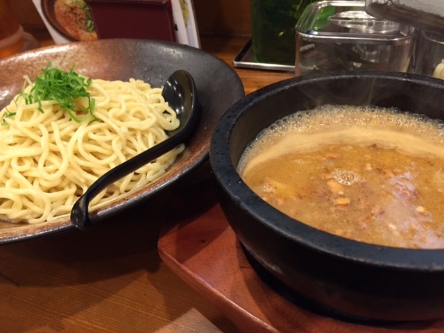 石焼豚骨つけ麺　８５０円（税別）<br>スープががぐつぐつ沸騰してます！！<br>スープの中には、角切りのチャーシューがコロコロ入ってます。<br>寒い時期にはオススメ。<br>