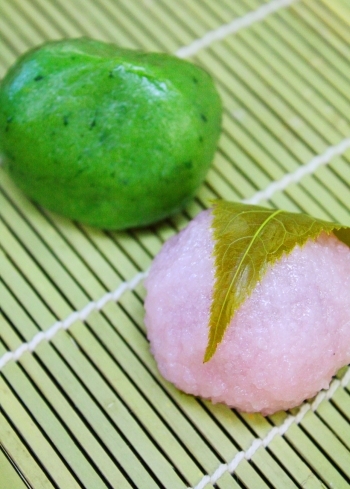 春の和菓子
草餅（左）／道明寺（右）「和菓子 鮎川」