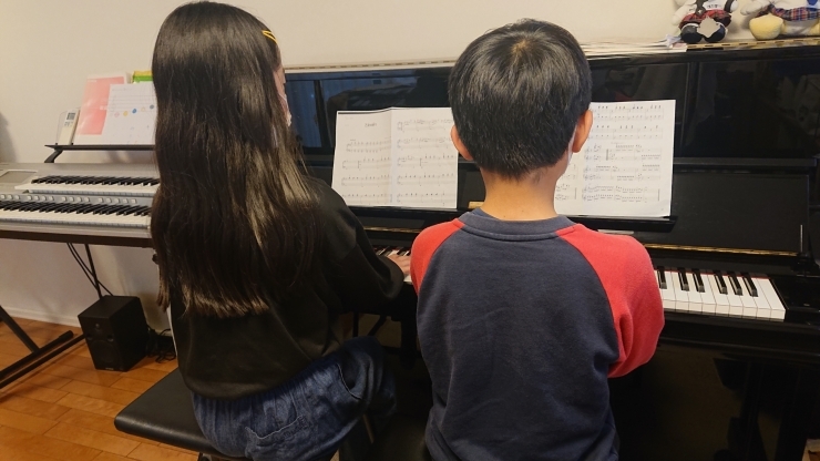 楽しく連弾♪「音楽を新しい生活に♪ ～千葉県八千代市のマリンバ・ピアノ・脳トレピアノ®️教室 一緒に音楽楽しみませんか？～」
