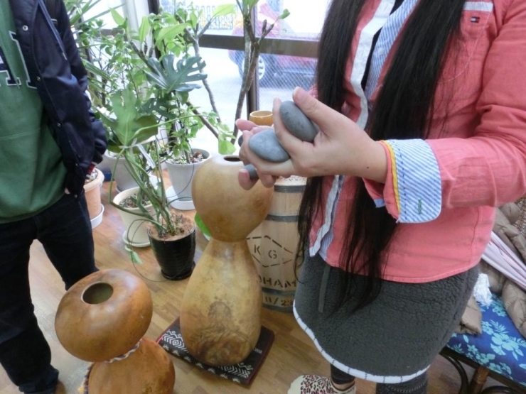 イリイリという石の楽器です。神聖な場所とされるキラウエア火山からしっかりとしたおはらいをして日本に持ち込んでいるものです！