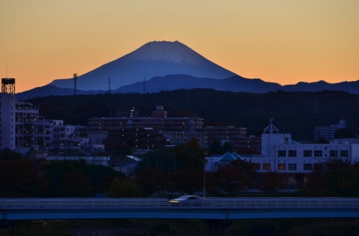 夕方の富士山は、朝の優しい姿とはまた違った“力強さ”を感じます。<br><br>