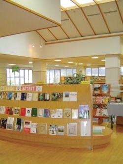 天窓から光がふりそそぐ明るく広い館内「富山市立八尾図書館ほんの森」