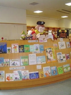 子どもたちの目を引く児童展示「富山市立八尾図書館ほんの森」