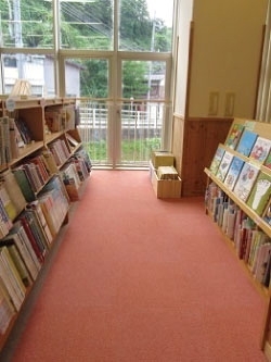 スリッパをぬいで、親子でくつろぎながら絵本を楽しめます「富山市立山田図書館」