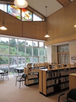 西側は明るく、読書や学習用のテーブルが設置されています「富山市立山田図書館」