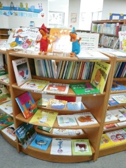 赤ちゃん絵本や紙芝居なども充実し、子どもの笑顔でいっぱいです「富山市立婦中図書館」