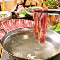 【もつ鍋or馬肉しゃぶしゃぶ・馬刺3種盛り等2時間飲み放題付8品