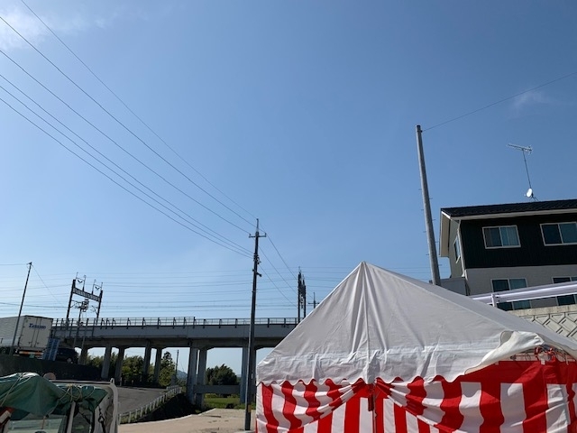 「東広島市西条町　下三永地域の地鎮祭です。　新幹線が見える街並みって素敵ですね。子供たちもワクワクしそうですね。レンタルほり」