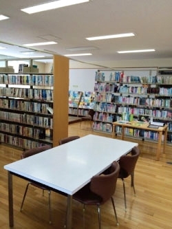 「富山市立図書館 堀川分館」「文教地区の図書館」　児童書から一般書まで幅広く利用できます。